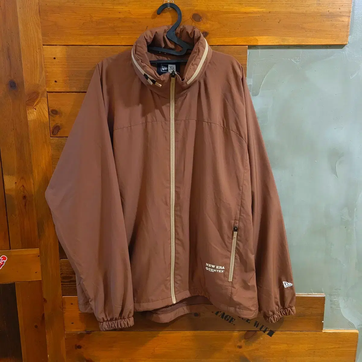 New Era Windbreaker Size L Brown