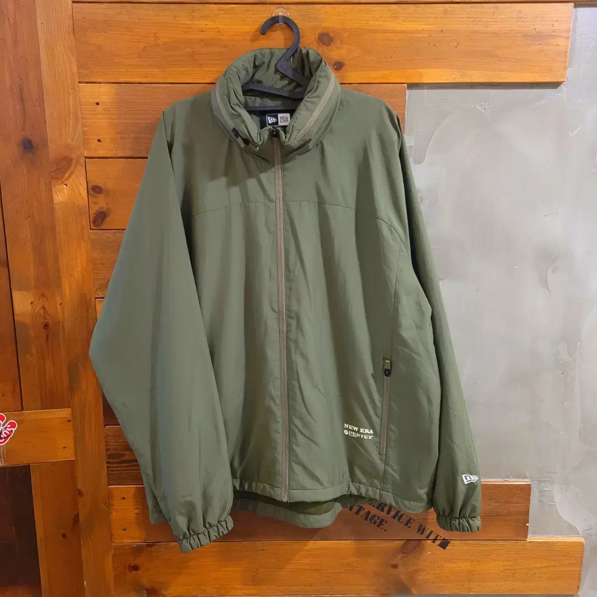 New Era Windbreaker Size L Khaki