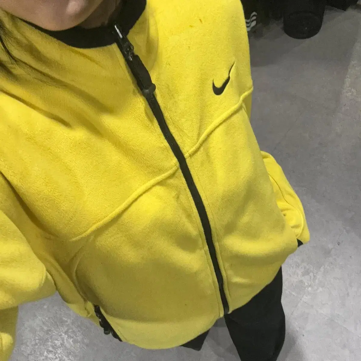 NIKE 나이키 옐로우 앞면 슬리브 로고 포켓 디테일 후리스 집업 (M)