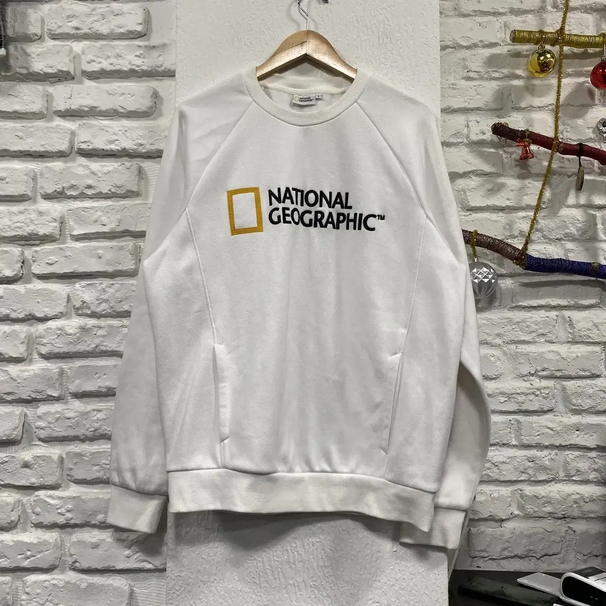 [100/L] National Geographic Hadro Big Logo Pull On Sweatshirt