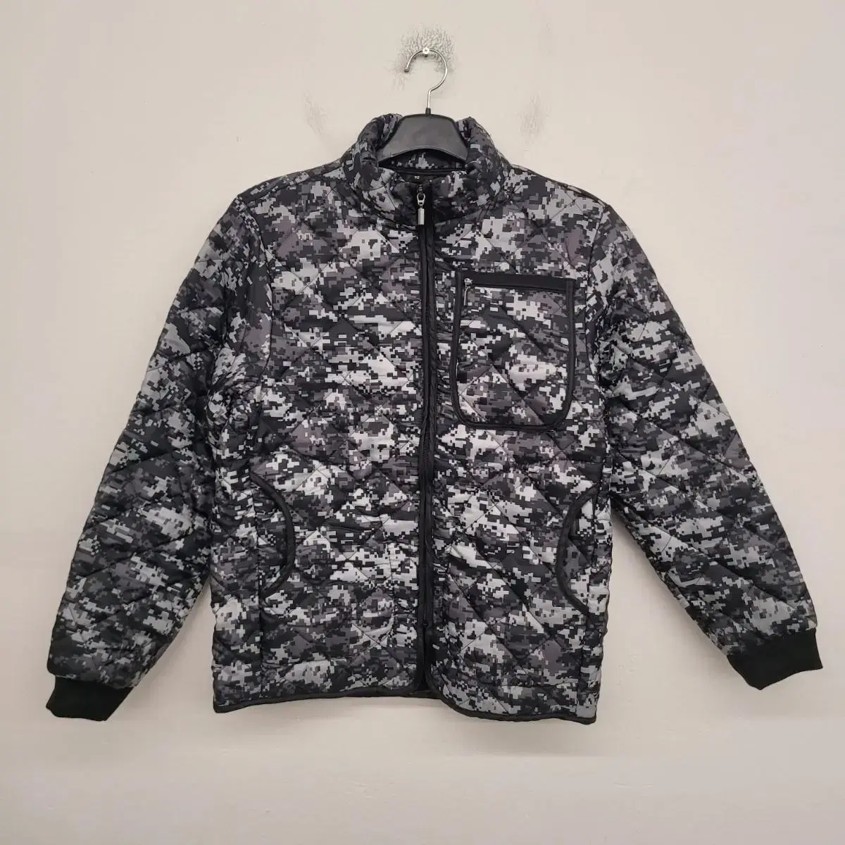 [95/M] Camo pattern brushed puffer jacket for sale.