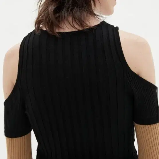 앤더슨벨 ABBEY CROSS CUT-OUT KNIT TOP, BLACK