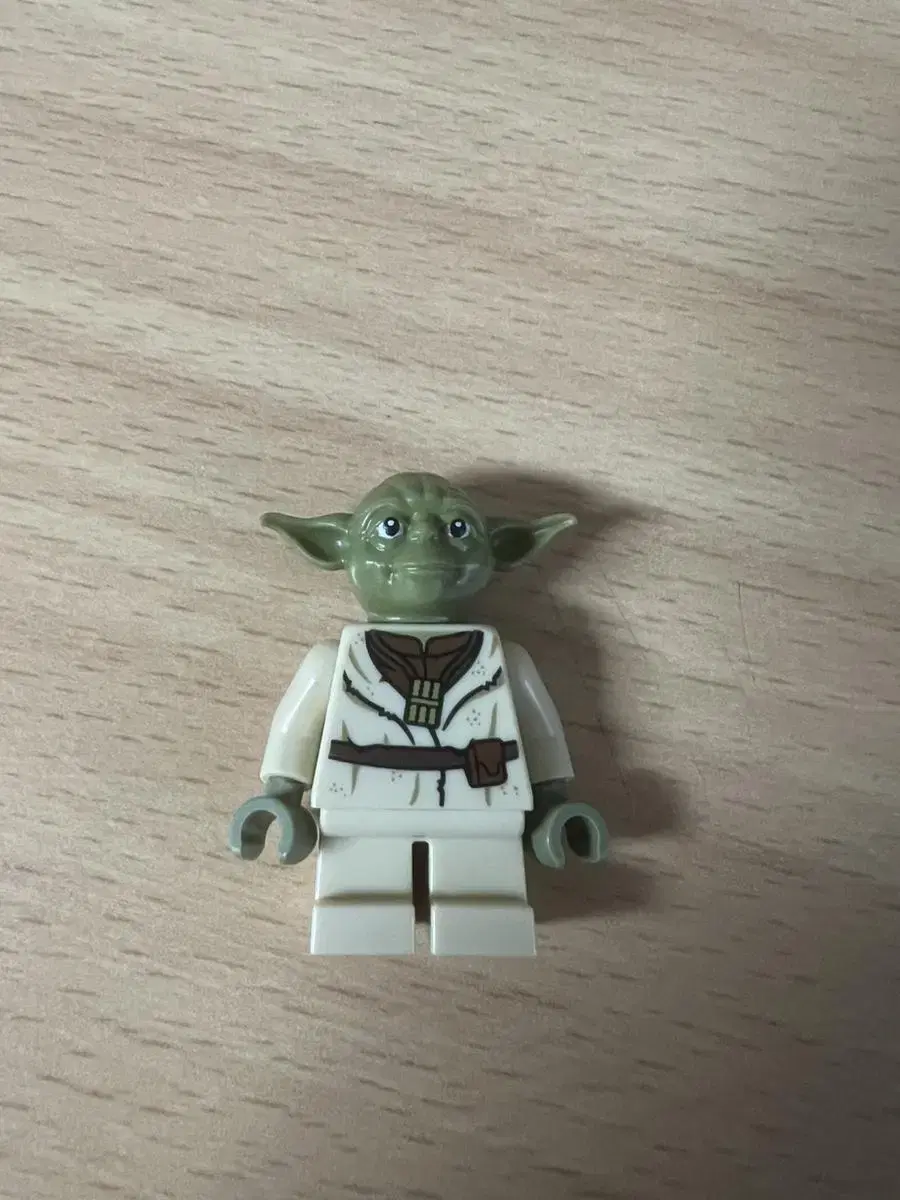 Selling Star Wars LEGO Figure Yoda.