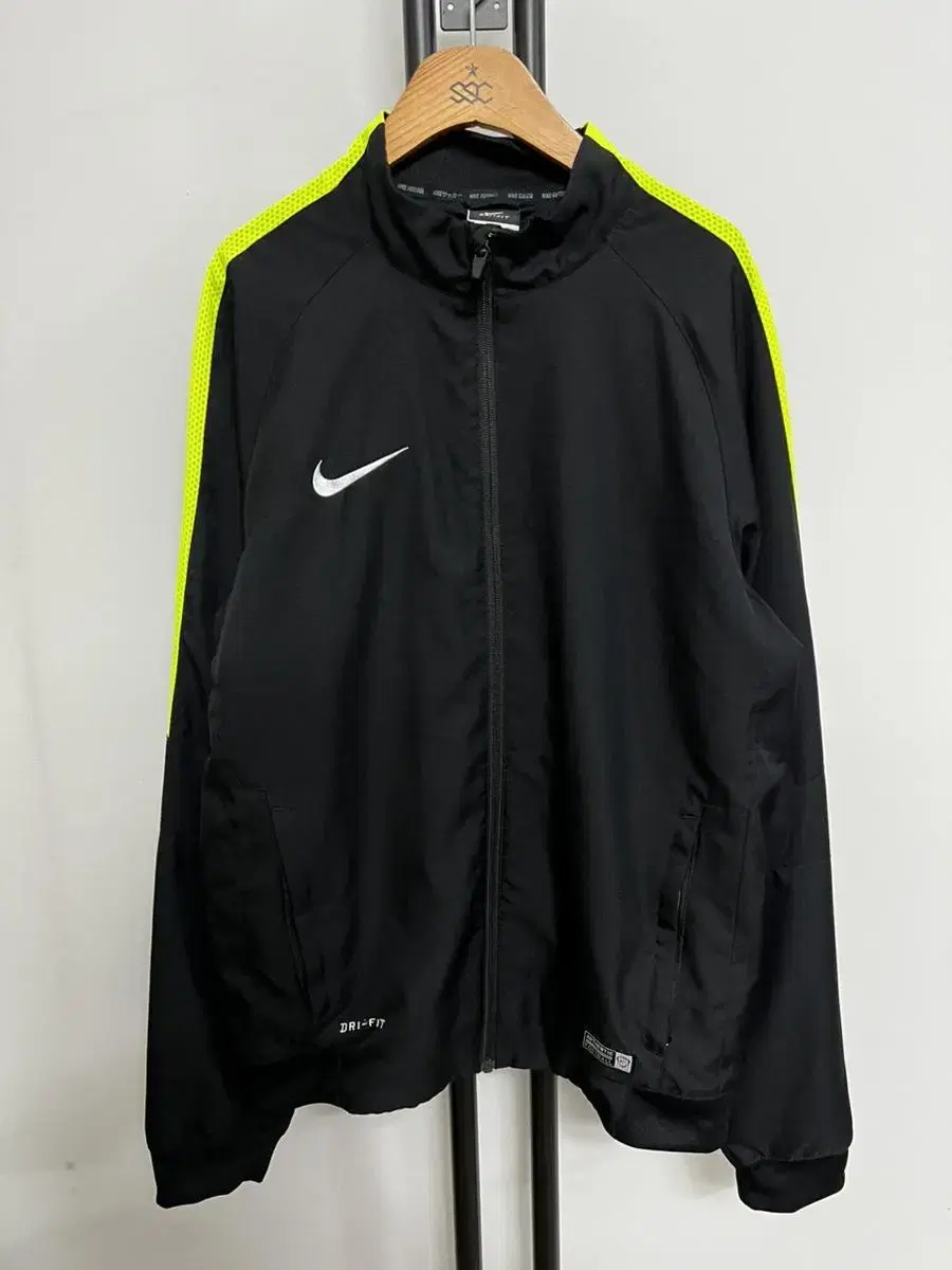 Genuine) Nike DryFit Windbreaker L