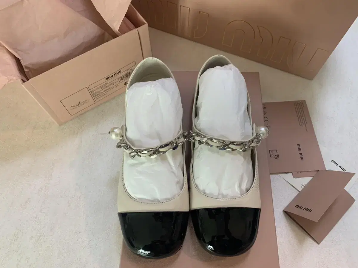 Miu Miu/Valerina/36 size/Ivory/Black