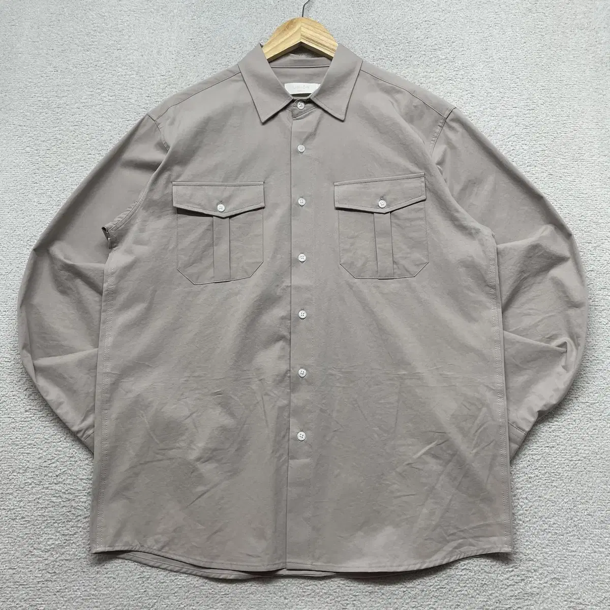 Beige pocket shirt, sample shot [230204]