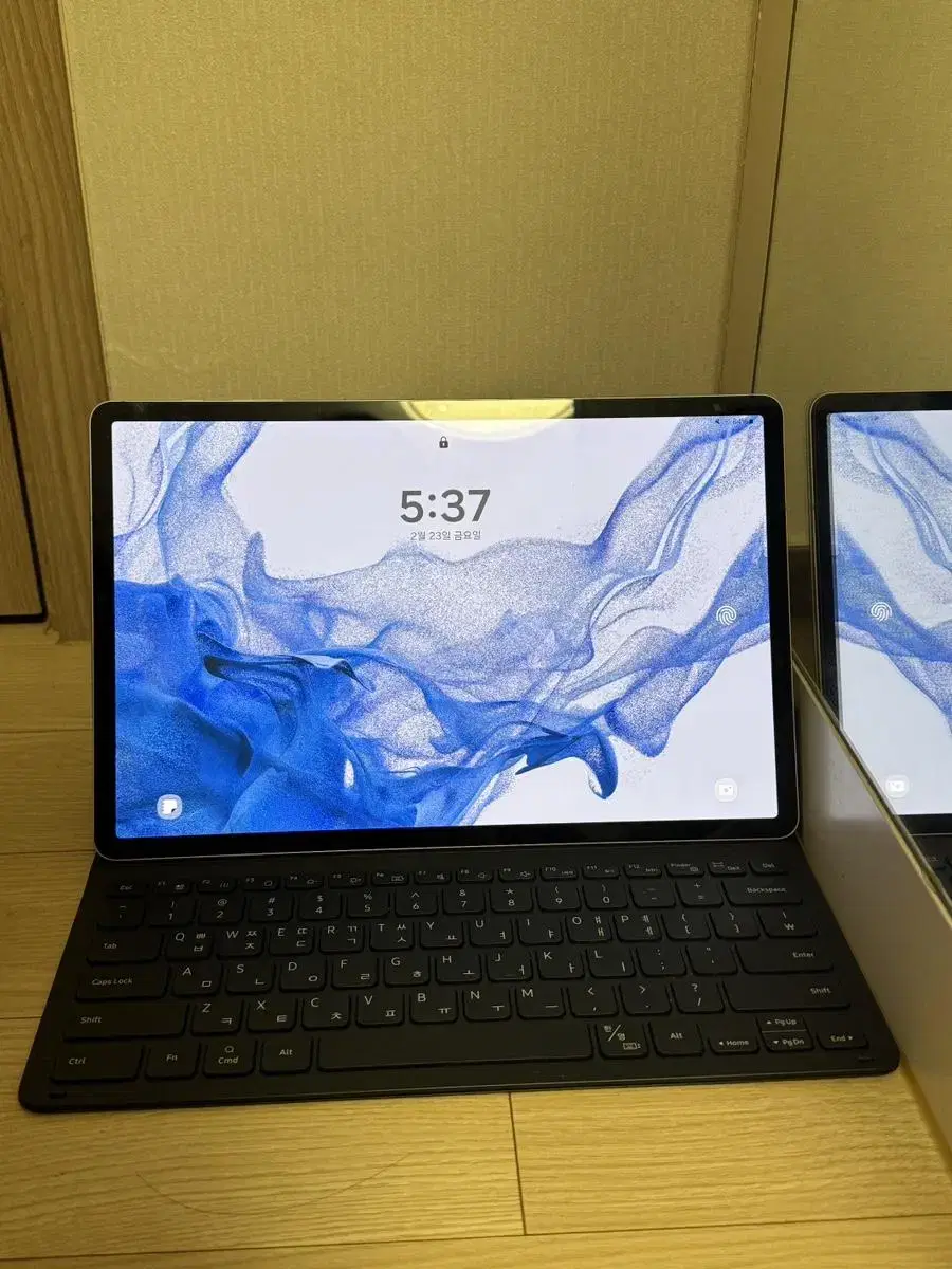 Galaxy Tab S8+128G + slim keyboard.