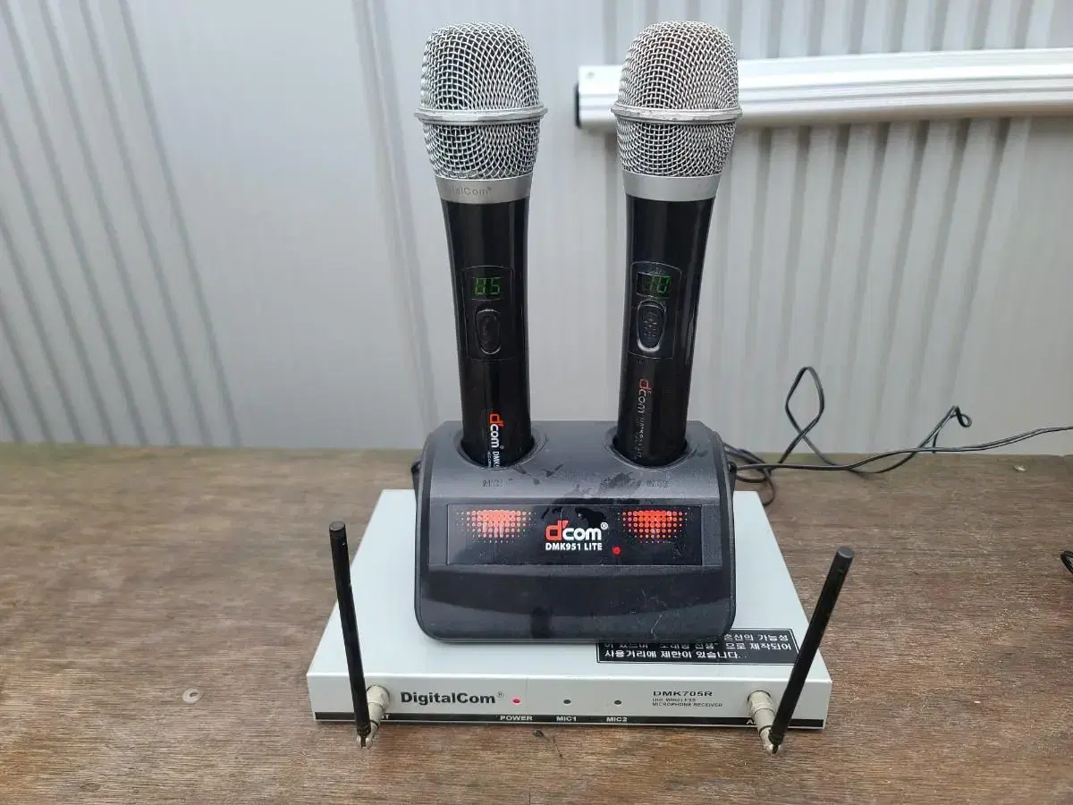 Quick sale on wireless microphones for karaoke/pop up products