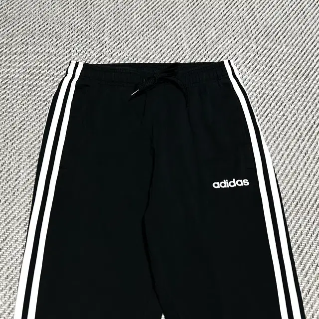 [ M ] adidas 아디다스 검/흰 레터링 면 트레이닝 팬츠