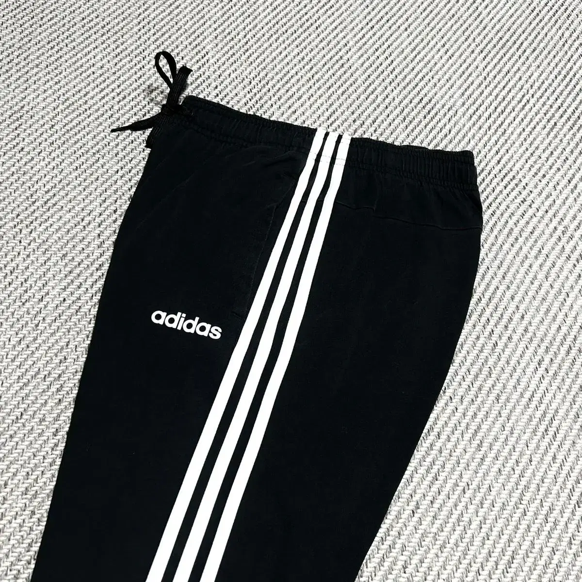 [ M ] adidas 아디다스 검/흰 레터링 면 트레이닝 팬츠