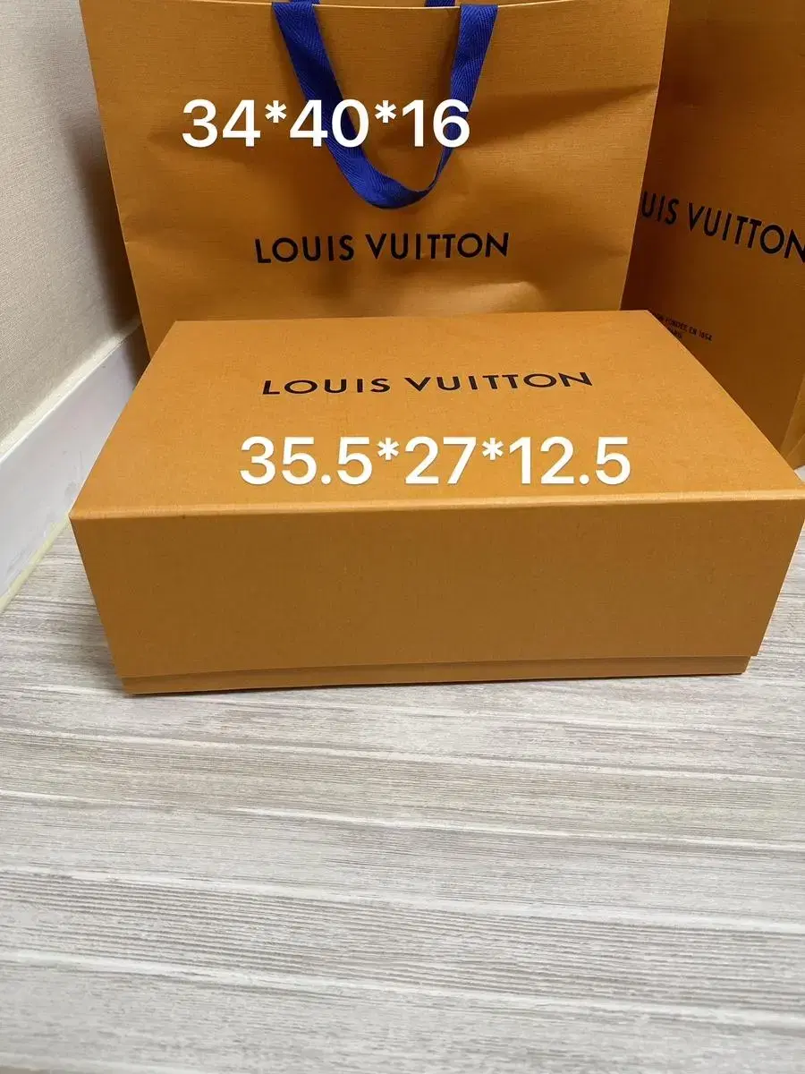 Louis Vuitton shopping bag2 boxes3 ribbons1