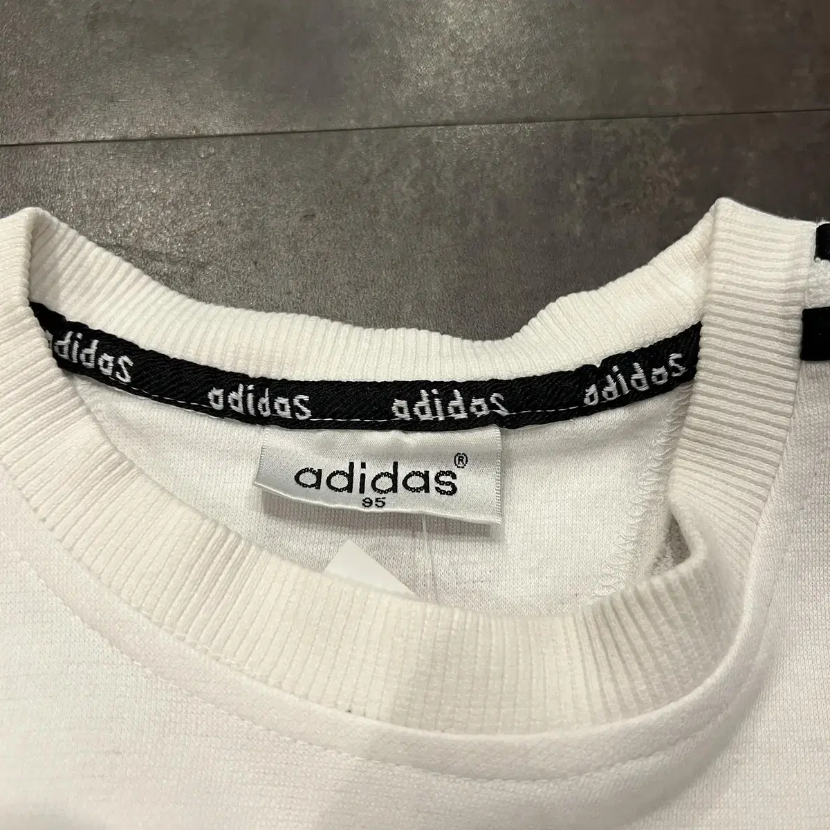 (END) ADIDAS 아디다스 삼선 디테일 체스트 로고 맨투맨 화이트