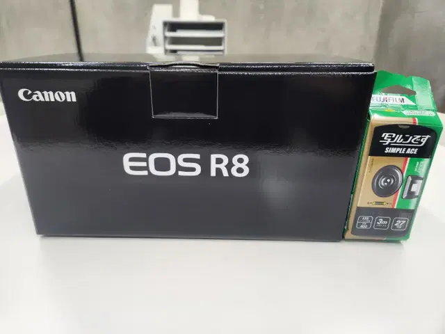 미개봉 캐논 정품 EOS R8 BODY 팝니다. 사은품 후지1회용카메라