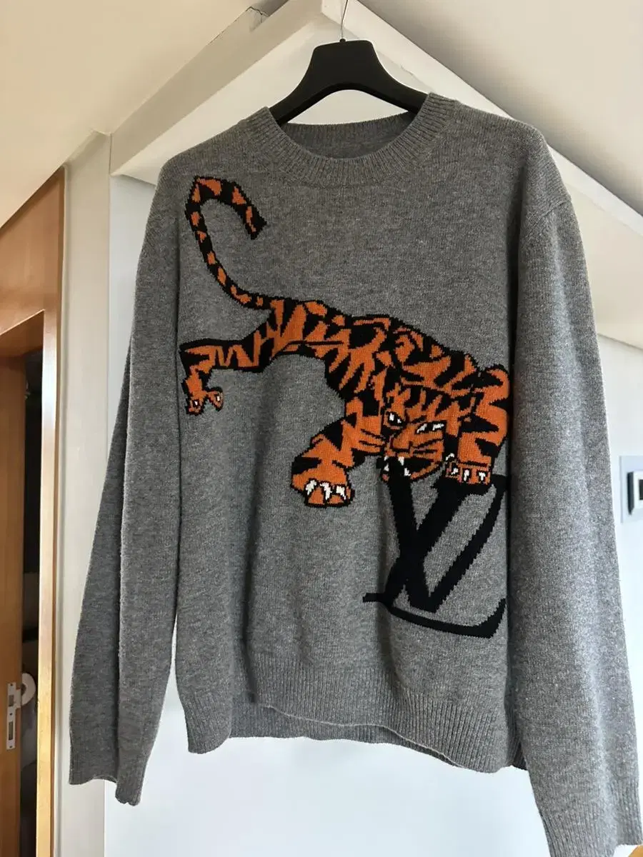 Louis Vuitton sweater tiger