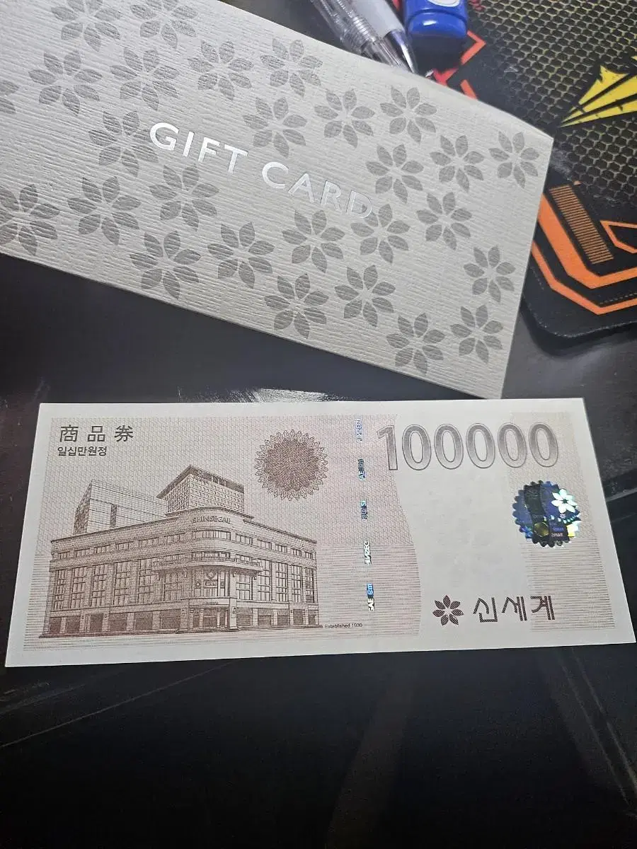 Shinsegae Department Store 100,000 won gift certificate