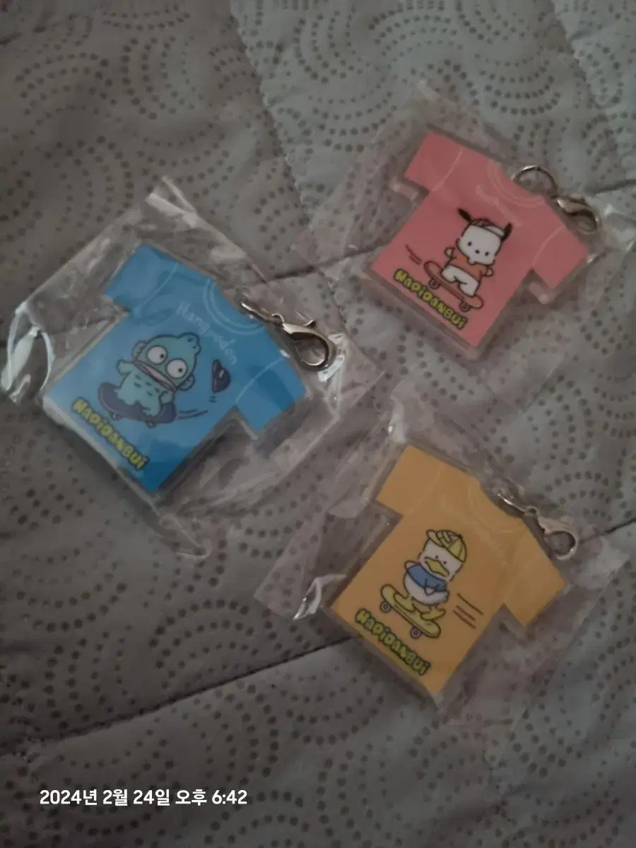 New:)Sanrio Random T-shirt Acrylic Keyring Gacha