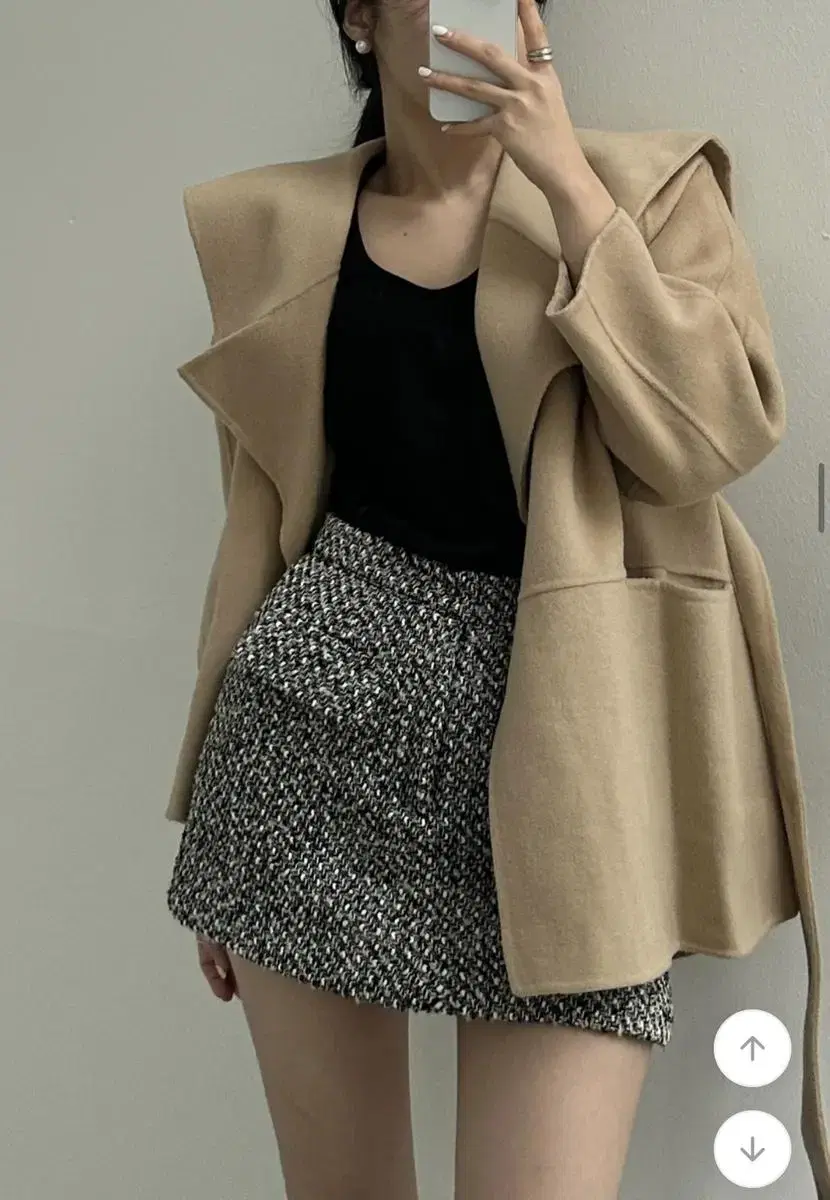 Short-sleeved skirt inside the coat