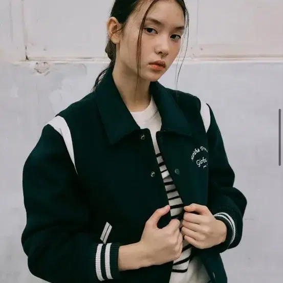 마리떼 CHAIN LOGO VARSITY JACKET DARK GREEN