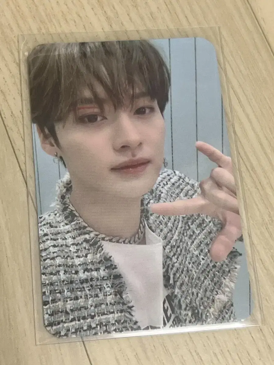 lee know with fans yizhiyu photocard wts