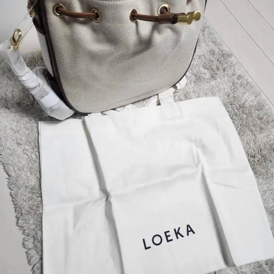 [새상품]LOECA 로에카 New Navid Bag 뉴버킷백 카멜색