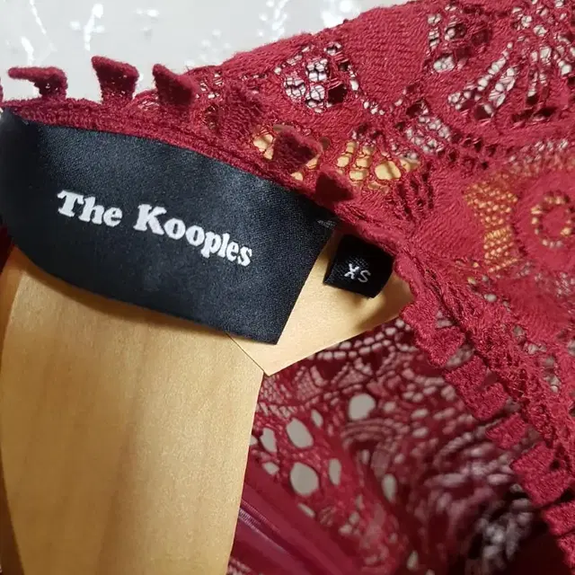 더 쿠플스 버건디 레이스 브로치 원피스 the kooples