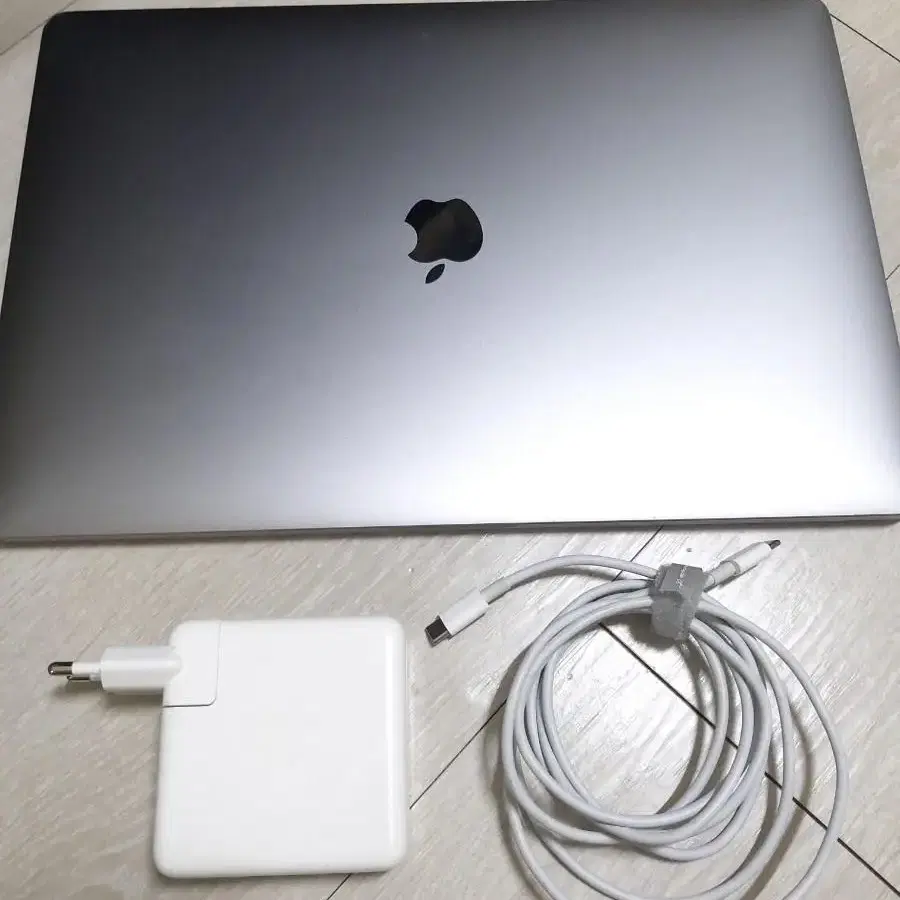 MacBook Pro (15-inch,2018) 팝니다