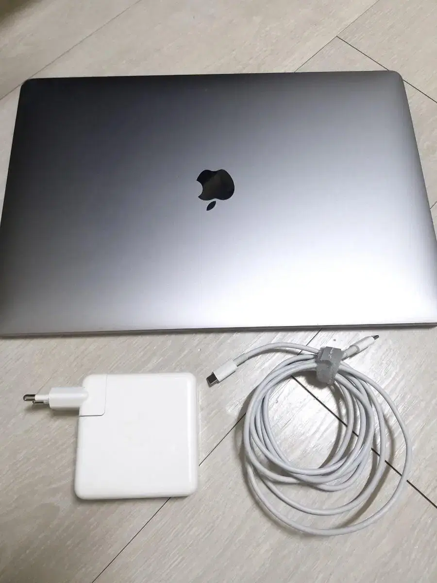 MacBook Pro (15-inch,2018) 팝니다