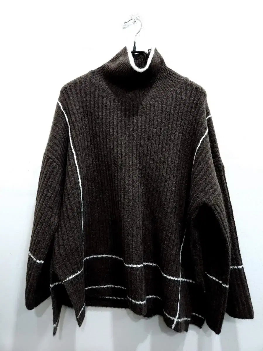 Nine Turtleneck Brown Knit