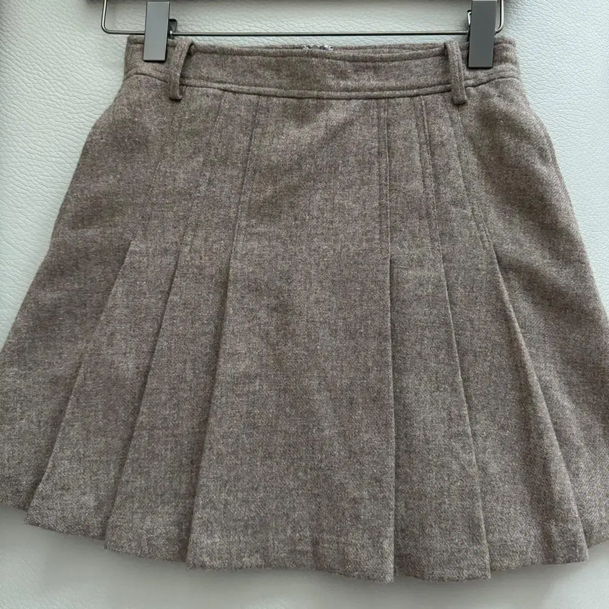 엘보른 Spencer Wool Mini Skirt 34사이즈 판매합니다!