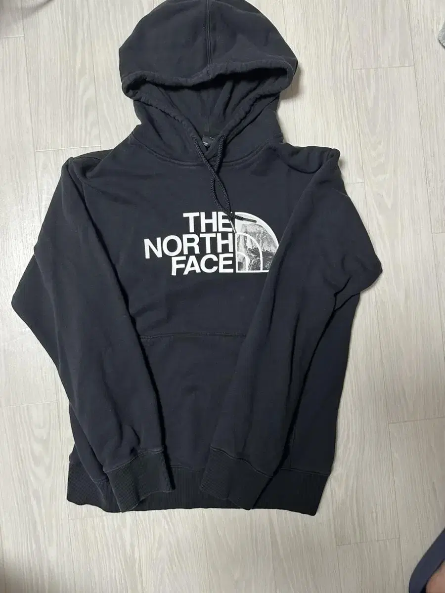 Selling my North Face (M) hoodie, worn once, small (good condition).