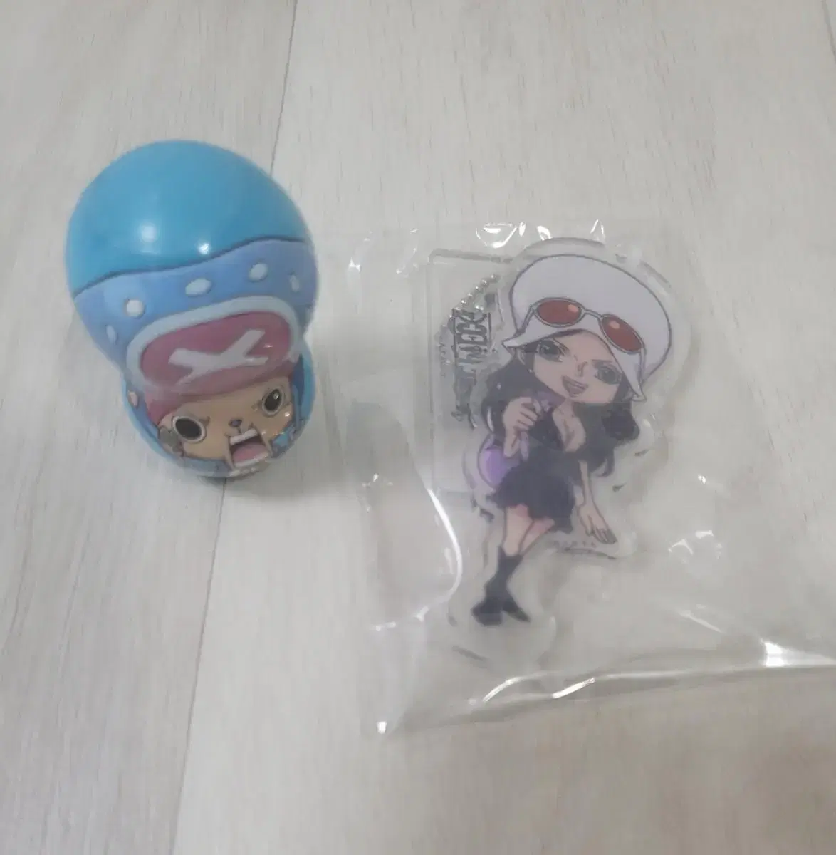 ONEPIECE Choppa Pulp Fiction Robin acrylic Keyring Stand WTS