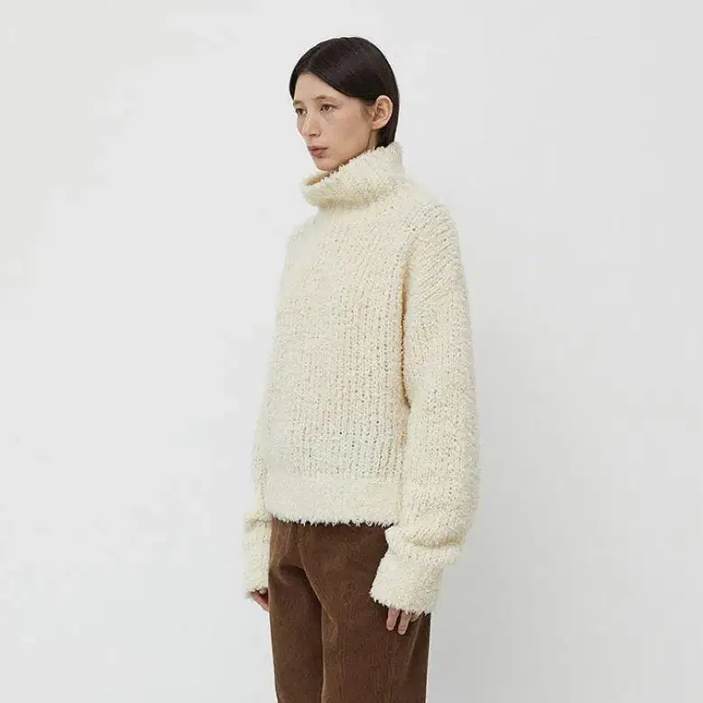 노티아 BUCLE ALPACA TURTLE NECK KNIT-IVORY