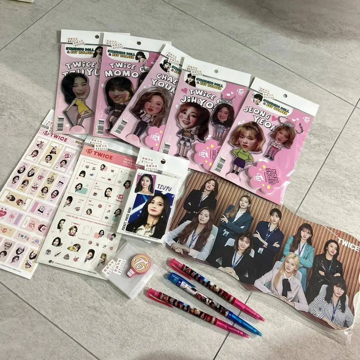 Get your Twice merchandise out~!