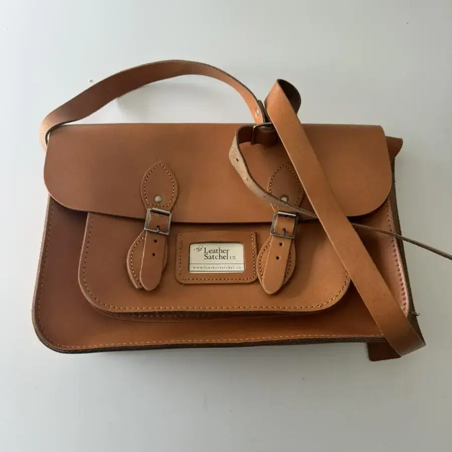 the leather satchel 사첼백 카멜 브라운