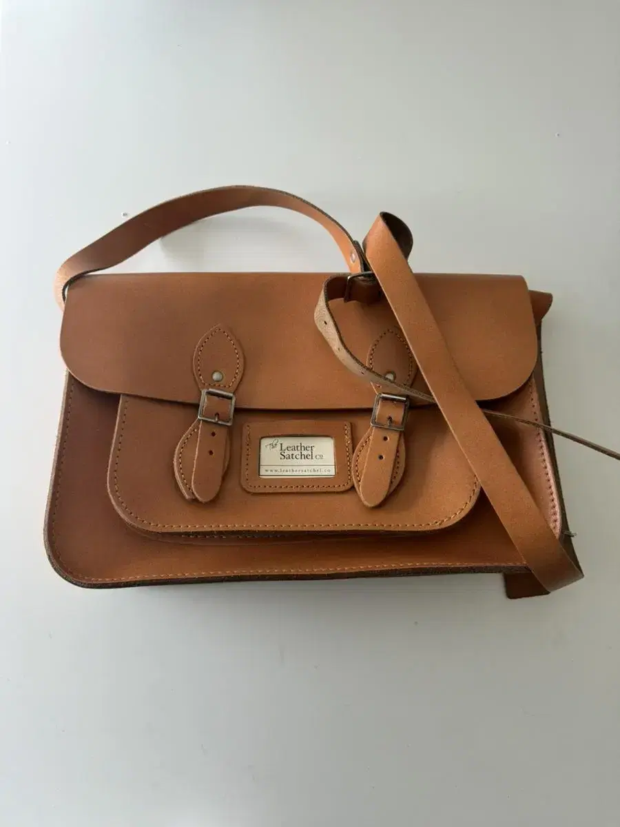 the leather satchel 사첼백 카멜 브라운