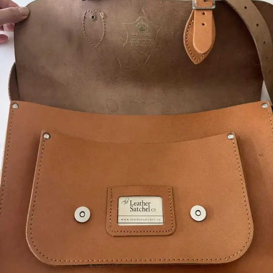 the leather satchel 사첼백 카멜 브라운