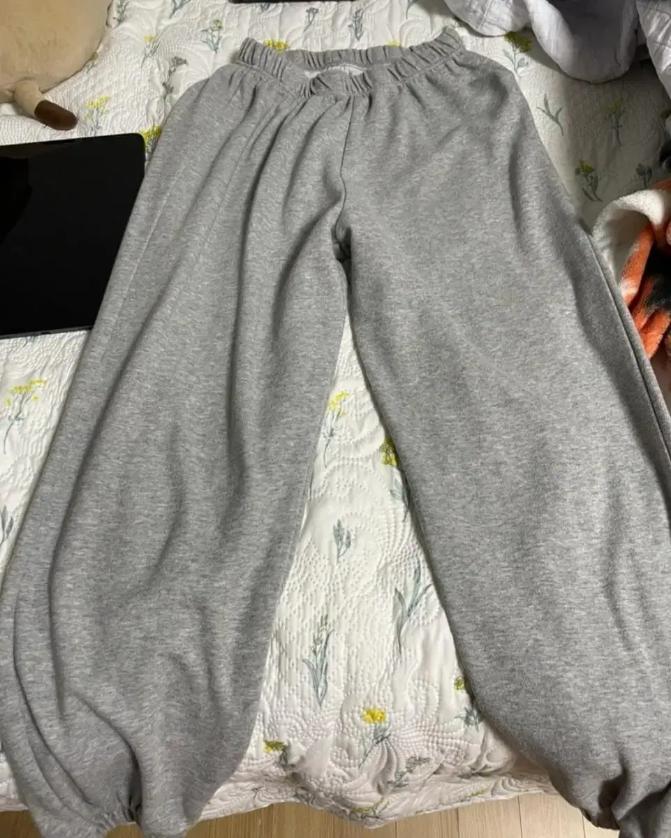 Selling jogger pants (ablee, zigzag)