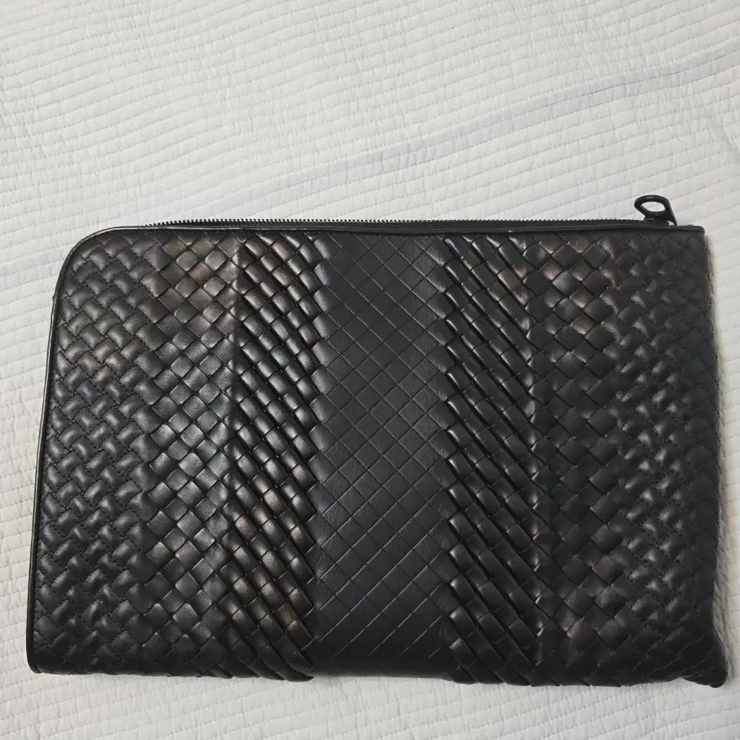 보테가베네타 BOTTEGA VENETA 블랙 레더 인트레치아토? 클러치