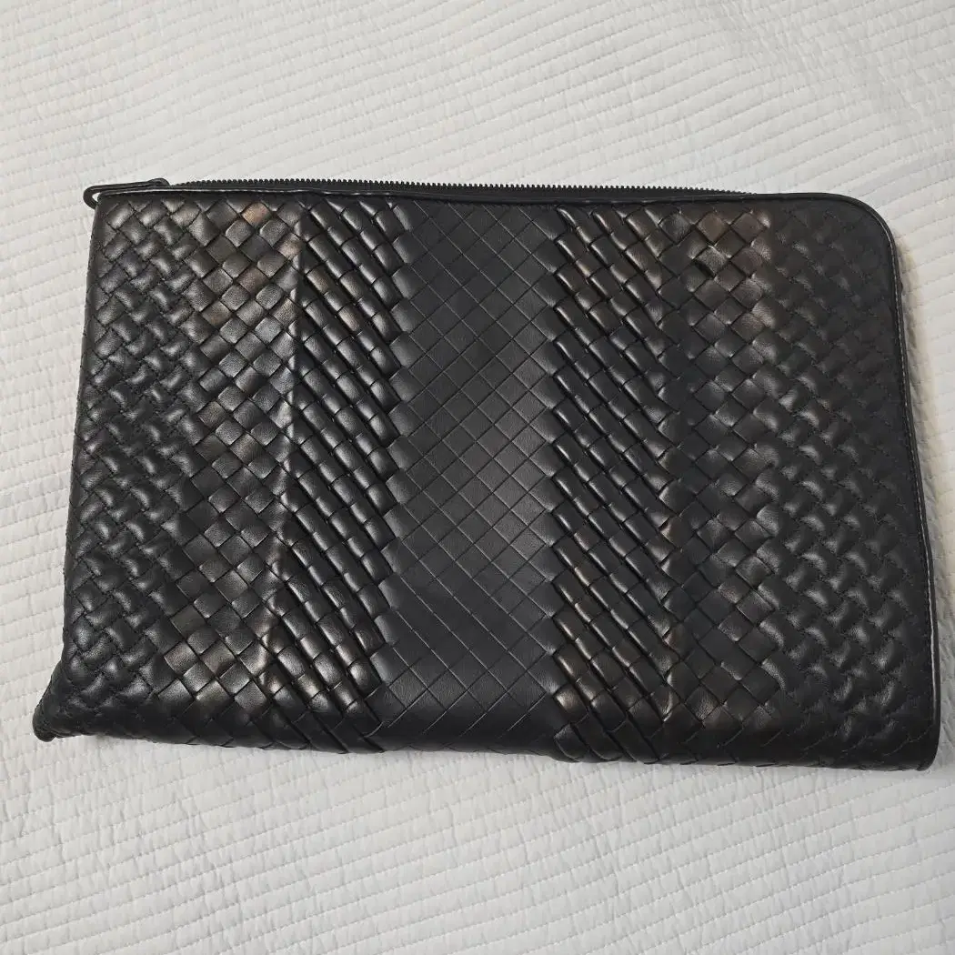 보테가베네타 BOTTEGA VENETA 블랙 레더 인트레치아토? 클러치