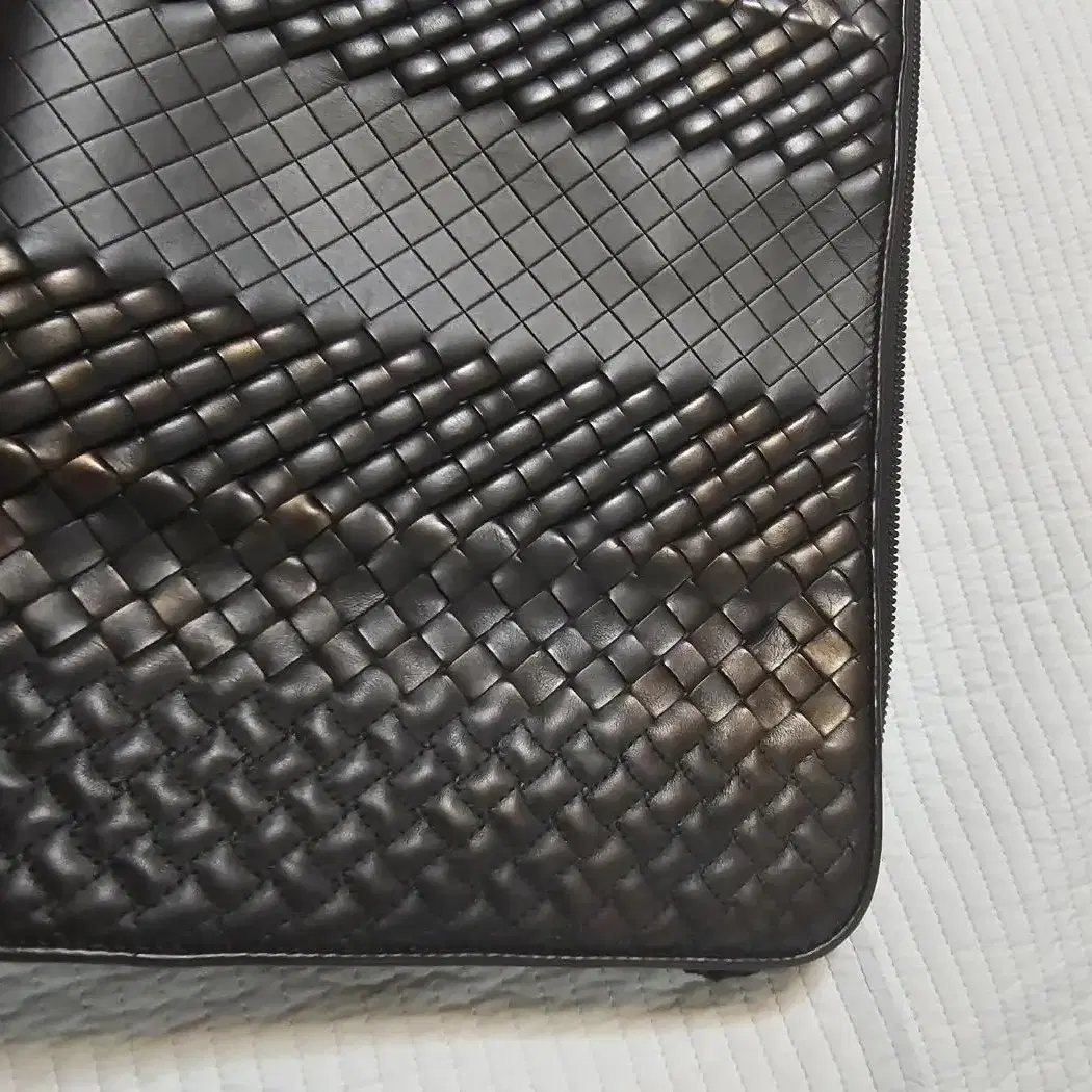 보테가베네타 BOTTEGA VENETA 블랙 레더 인트레치아토? 클러치