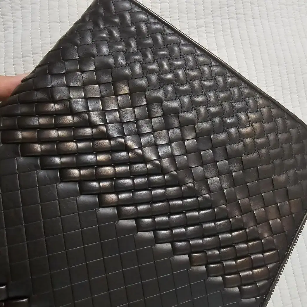 보테가베네타 BOTTEGA VENETA 블랙 레더 인트레치아토? 클러치