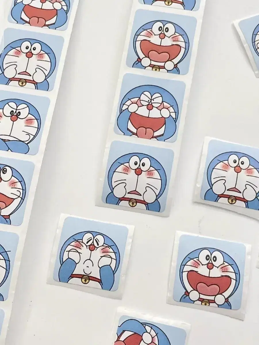 500 sheets of Doraemon roll stickers