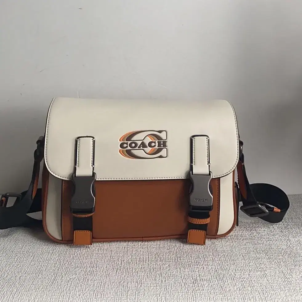 코치(COACH) CE550 OS 남자 크로스 백 숄더백