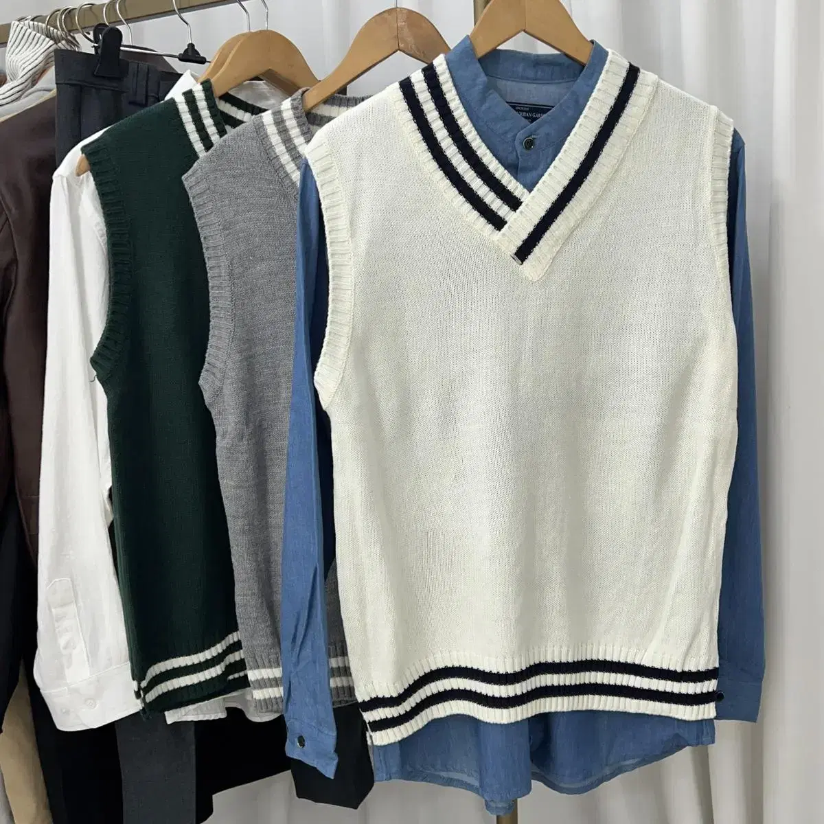 Men's V-neck knit vests 1,000 won each