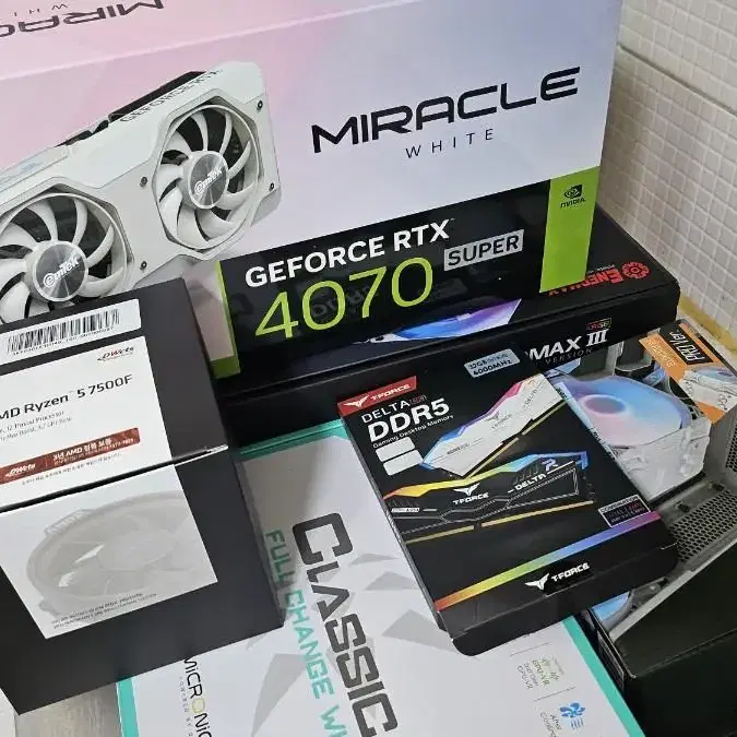 라이젠 7500f rtx4070super 화이트 초간지 본체