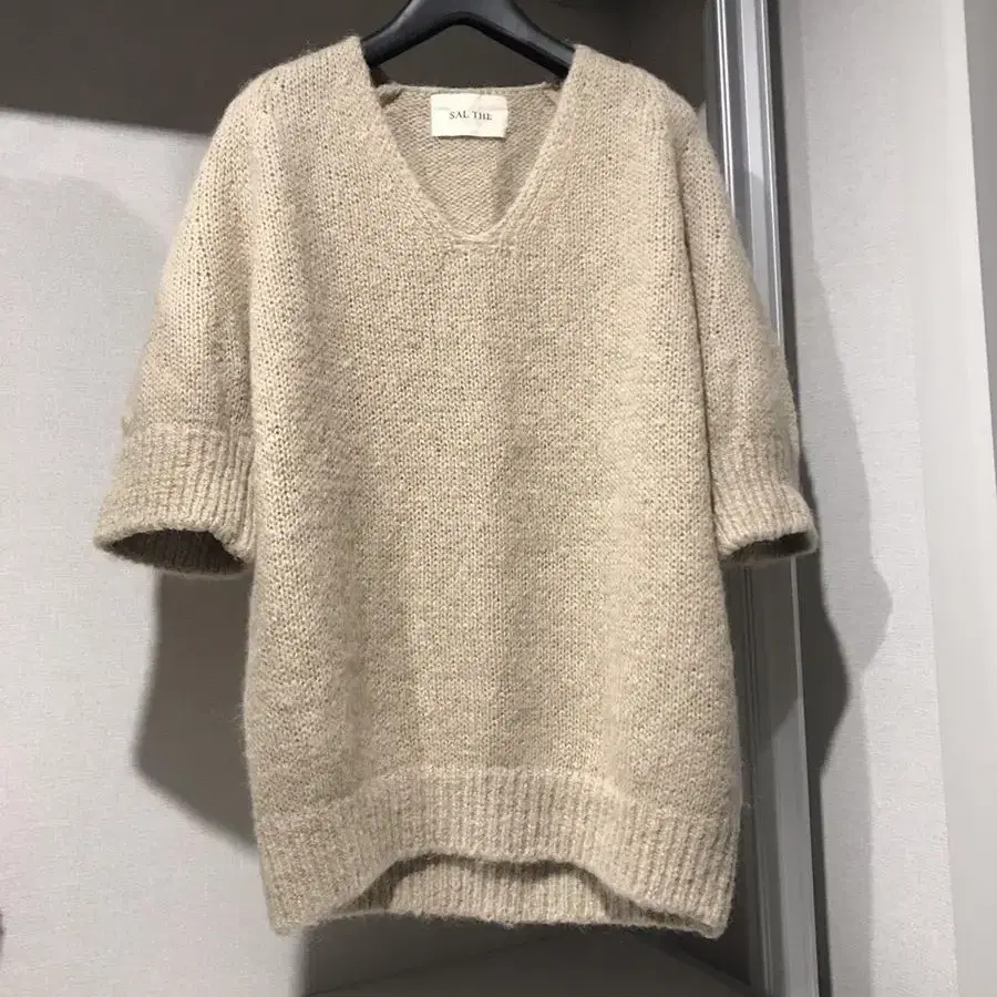 salthe signature v knit _cream beige