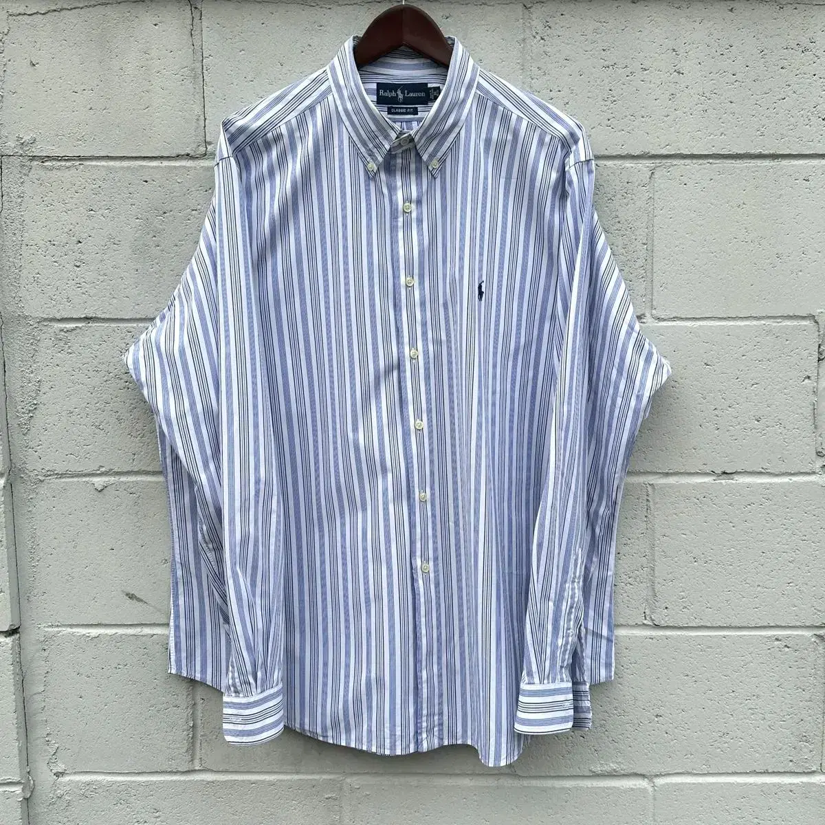 [125] Polo Ralph Lauren bloo and navy striped poplin shirt.