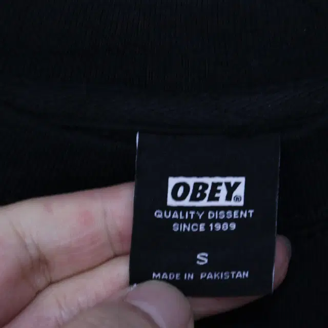 OBEY 오베이 검정색 맨투맨 S