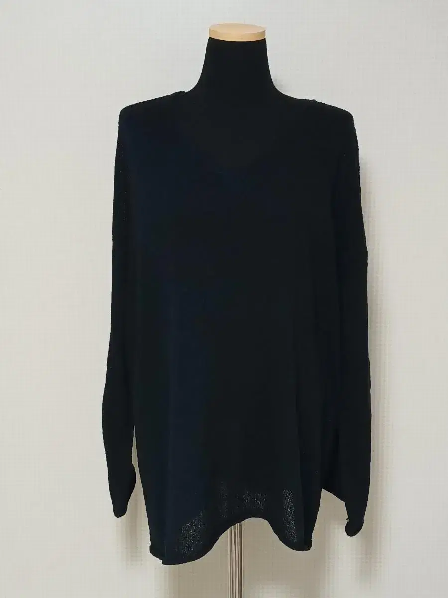 V-neck loose-fit long-sleeved knit T-shirt (worn twice) in good condition