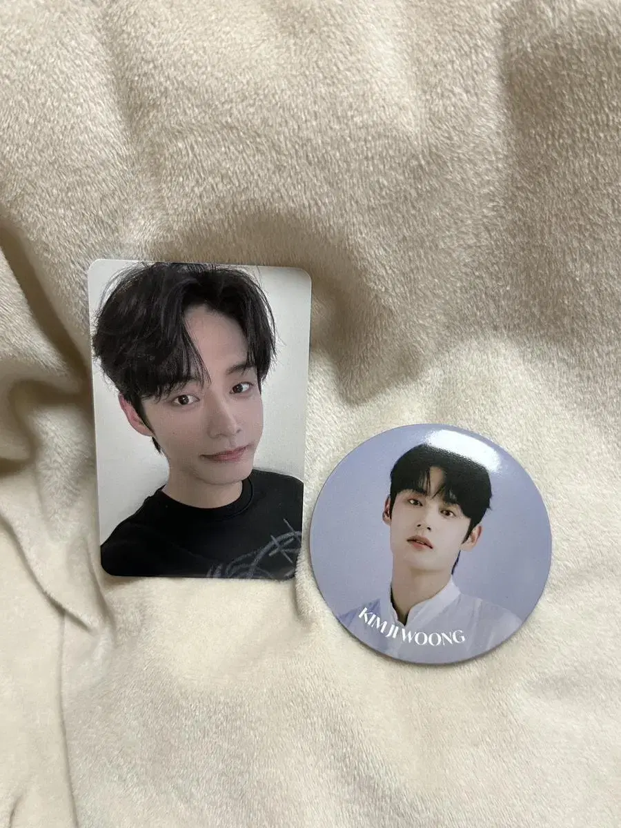 Kim Jiwoong Can Badge + Romantic Crown photocard set